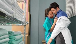 Chồng vừa nằm viện, vợ đã lên giường với bác sĩ