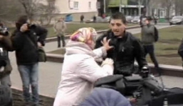 Cụ bà người Ukraine “đối đầu” du côn thân Nga