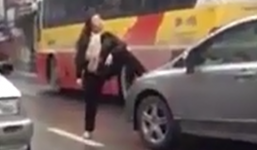 Clip người phụ nữ 'bí ẩn' chặn đầu xe ô tô rồi múa hát