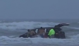 Hoảng hồn chứng kiến người mẹ dìm chết 3 đứa con xuống biển