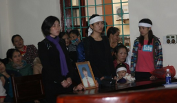 Xử vụ “quan tài diễu phố”: Người nhà mang di ảnh nạn nhân đến phiên xử