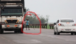 Chặn xe biển xanh xin đểu trên Quốc lộ 1A 