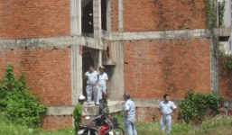 Chụp ảnh ở nhà hoang, phát hiện thi thể nam giới bất thường