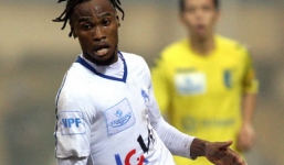 VFF treo giò phạt tiền cầu thủ đấm toét môi đối thủ