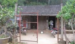 Một phụ nữ chết sau nhà, tay bị chặt đứt