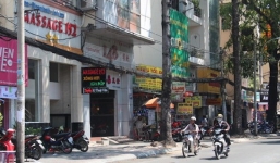 Con đường từ tiệm massage đến cổng trường