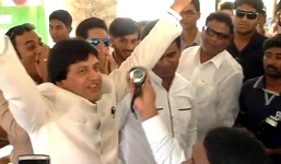 Người đàn ông gõ bàn phím nhanh nhất thế giới bằng...mũi