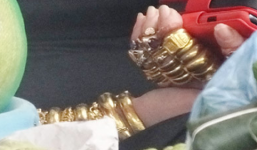 Hình ảnh mới nhất về người phụ nữ đeo 100 cây vàng