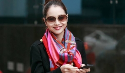 Jennifer Phạm đẹp hút hồn xuống phố trong mưa rét