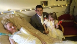 Xúc động đám cưới trong phòng chăm sóc đặc biệt