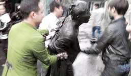 4 công an vật lộn trong bùn với kẻ ngáo đá