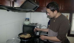 Cây hài Chiến Thắng nấu ăn tặng vợ dịp 8/3