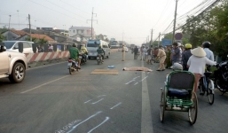 Hoảng loạn ngồi bên thi thể em gái bị xe tải cán ngang người