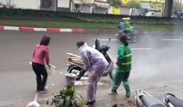 Xe Lead bốc cháy, 2 phụ nữ xông vào dập lửa trên đường Nguyễn Xiển