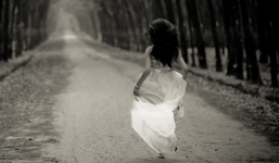 Cô dâu ôm trăm triệu tiền mừng bỏ trốn sau lễ cưới