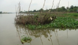 Chấn động miền quê: Mẹ ném con xuống sông rồi thản nhiên đi chơi