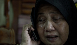 Hình ảnh người nhà nạn nhân đợi chờ trong tuyệt vọng