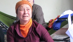 Đi bộ 2 ngày về HN tìm sự thật cái chết của con