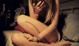 Chụp ảnh sex bạn gái, đăng lên mạng... “câu” khách mua dâm