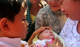 Mục sở thị “thánh cậu” 9 tuổi chữa bách bệnh bằng cách 'sờ'