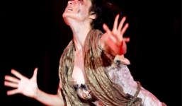 Diễm My 9X lộ gần trọn vòng 1 trên sóng truyền hình trực tiếp