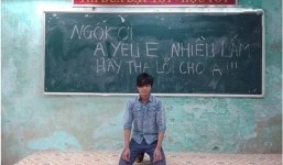 Nam sinh quỳ trên bục giảng để xin lỗi người yêu