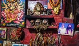 Ăn thịt người chết, lấy xương làm giường ngủ