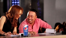 Mỹ Tâm giật điện thoại của Dũng Khùng để nhắn tin