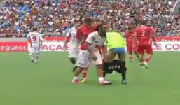 Cầu thủ lột quần trọng tài ngay trên sân bóng