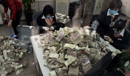 Vác bao tải tiền lẻ 170 triệu đi gửi ngân hàng