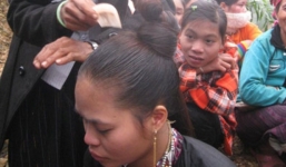 Bi hài chuyện đến chết vẫn phải… cưới vợ của người Khùa