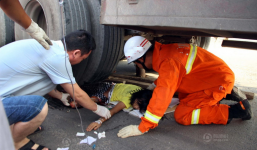 Chở mẹ đi cấp cứu, con dâu bị xe cán ngang người