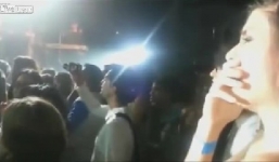 Choáng váng vì màn cầu hôn gây sốc của bạn trai