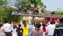 Bệnh nhân tâm thần trốn viện 'cố thủ' trên cột đèn 25m 