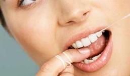 Dùng tăm xỉa răng sau khi ăn là thói quen tai hại