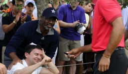 Fan thấy hạnh phúc dù bị Tiger Woods đánh “vỡ đầu”