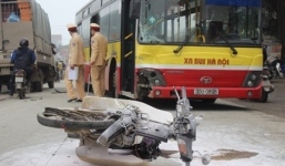 Đối đầu xe buýt, xe máy bốc cháy dữ dội, hai người nhập viện