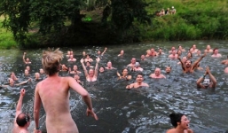 Câu lạc bộ nam nữ tắm nude tập thể độc đáo trên thế giới