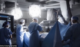 Đi vệ sinh, phát hiện bác sĩ phẫu thuật để quên găng tay trong bụng