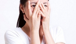 Bố mẹ bạn trai bắt kiểm tra trinh tiết 'ngay tại chỗ'