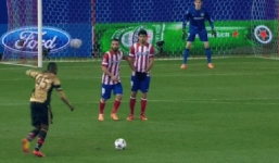 Diego Costa suýt mất đời trai vì đỡ trái bóng của Balotelli