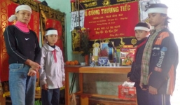 Đau lòng cảnh mẹ nhặt xác động vật, hòa nước vôi nấu cơm cho con ăn