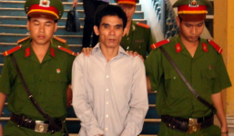 Vừa ra khỏi tòa án, chồng đâm liên tiếp vào người vợ