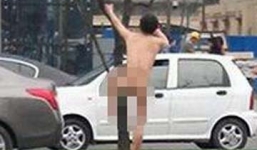 Khoả thân trèo cây tạo dáng giữa đường