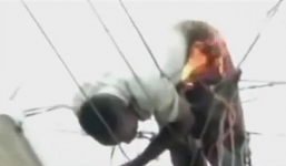 Người đàn ông bốc cháy trên cột điện