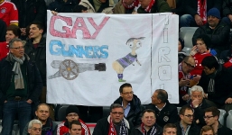 Mesut Ozil bị nhạo báng là “Gay Gunners”