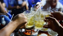 Mâu thuẫn bên bàn nhậu, cầm chai bia đánh chết người