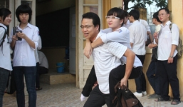 Xúc động cha cõng con 7 năm...và 30 km mỗi ngày tới trường