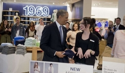 Video ông Obama mua áo made in Vietnam tặng vợ