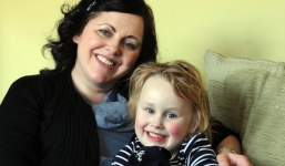 Kì lạ cô bé 4 tuổi không ngừng ăn thảm trải nhà